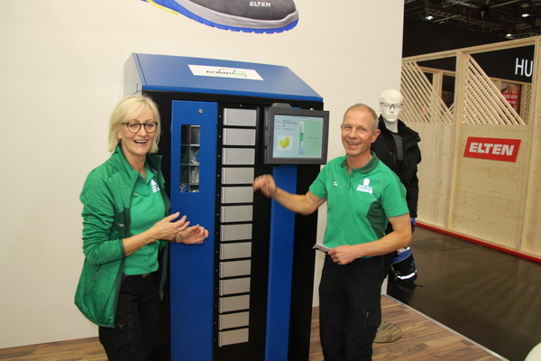 Ausgebeautomat für Arbeitsschutzprodukte in der Produktion –  Frau Dreßel und Herr Reupke testen den Automaten (Foto © DKB)