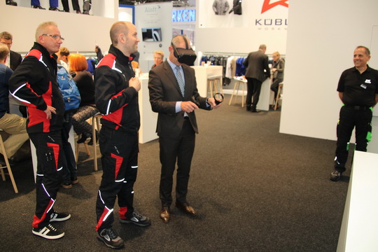 Spaß auf dem Kübler-Stand. Für die Kunden hatte sich der Vertrieb einen netten Zeitvertreib überlegt. (Foto © DKB)