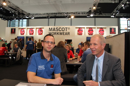 Abstimmung für eine Sonderanfertigung Arbeitshose mit Herrn Beck (Foto © DKB)