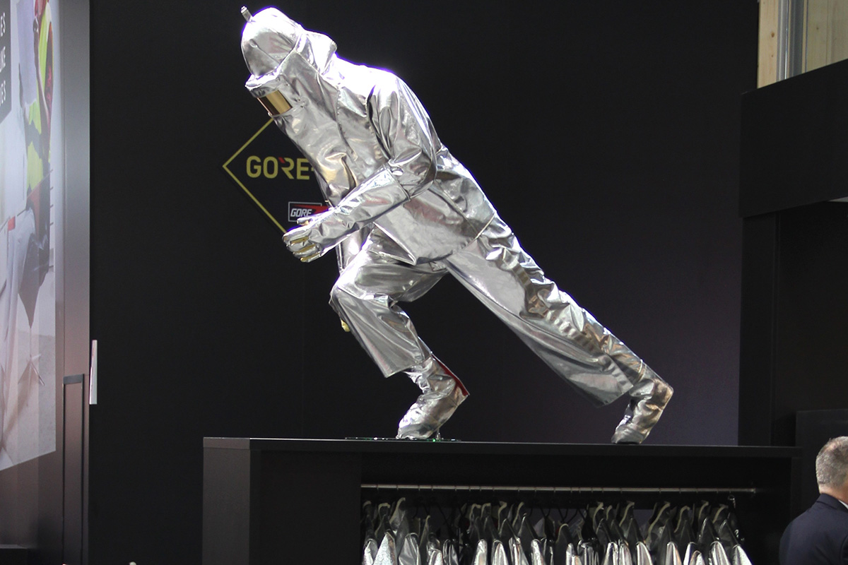 Aufsteller auf dem Messestand der A+A 2019 (Foto © HB Protective Wear GmbH & Co. KG)