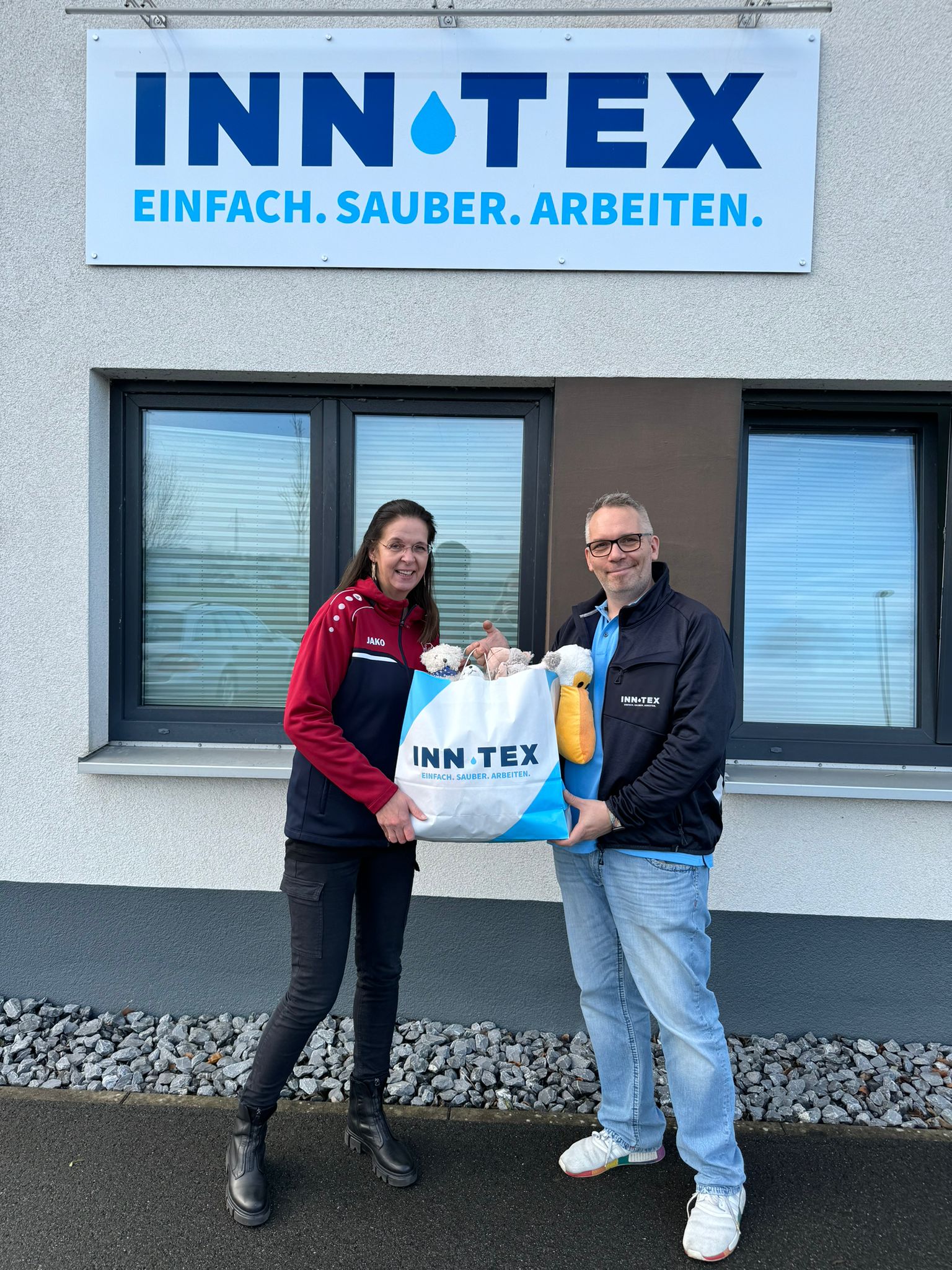 Zwei Kinder oben klettern Mast trägt Blue Jeans, viele Taschen