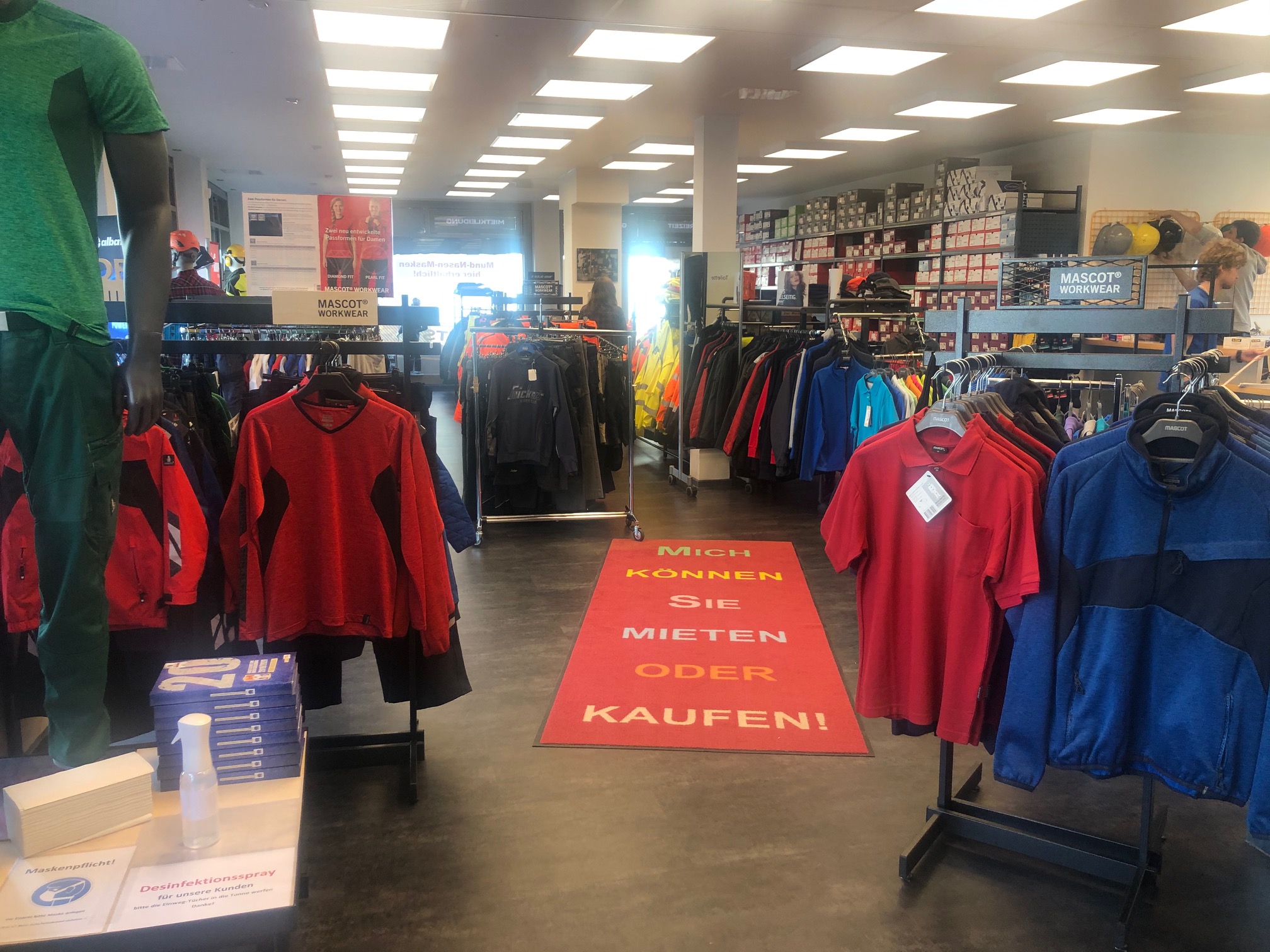 Die neue Decke und der neue Boden passen gut zusammen. (Foto © Paolo Reupke)